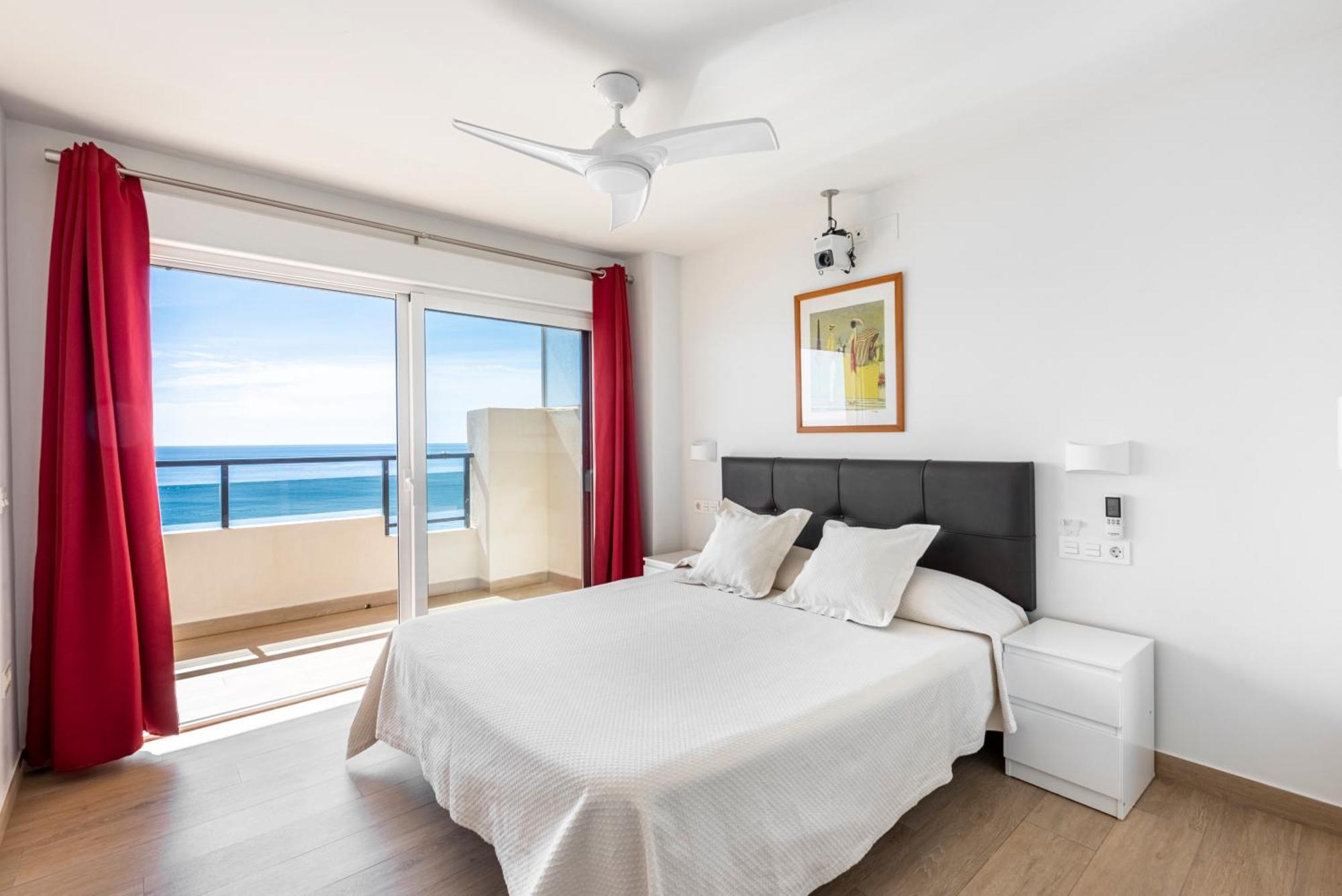 Beachfront -- New Luxury -- 1ª Linea Playa -- Center -- Private Parking -- Panoramic Sea Views -- Appartement