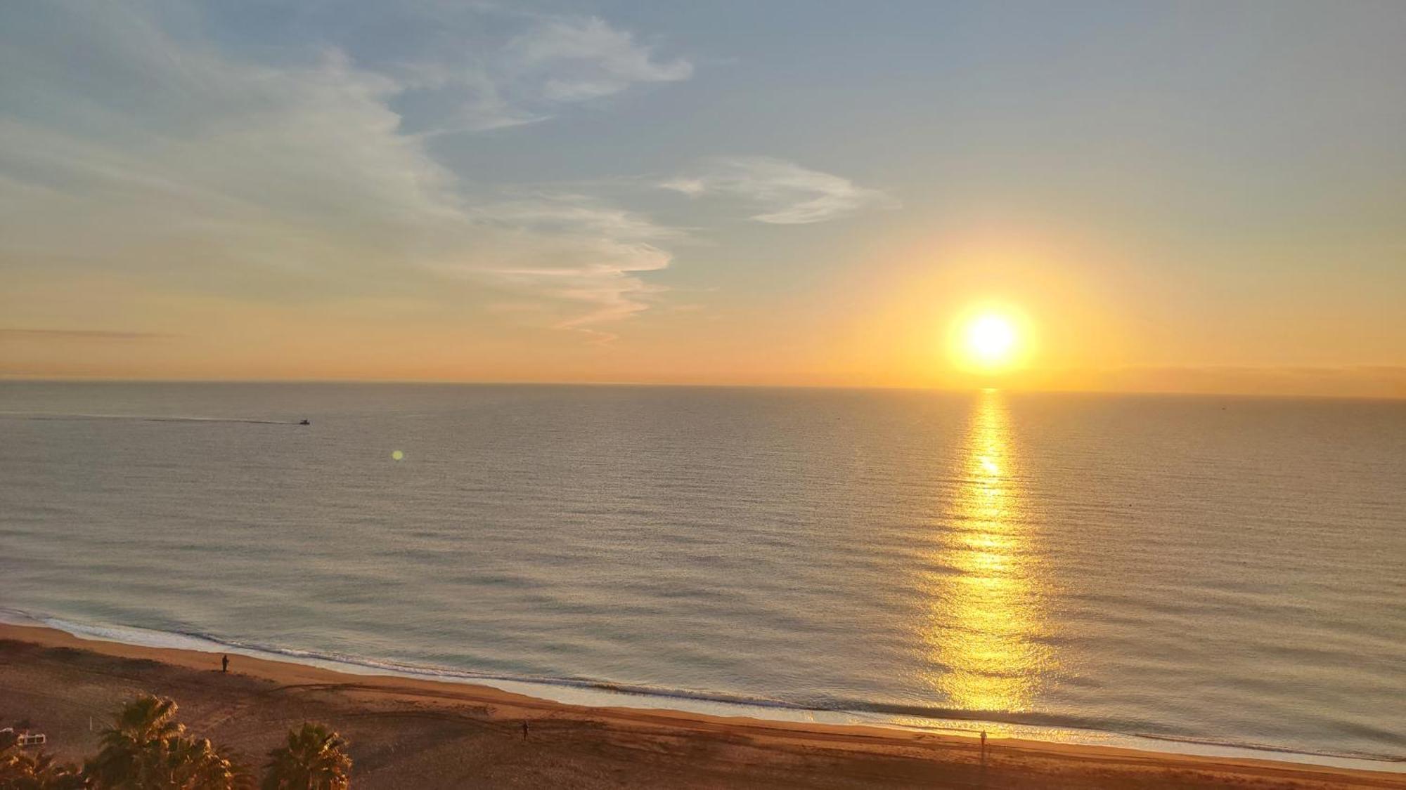 Beachfront -- New Luxury -- 1ª Linea Playa -- Center -- Private Parking -- Panoramic Sea Views -- Apartamento