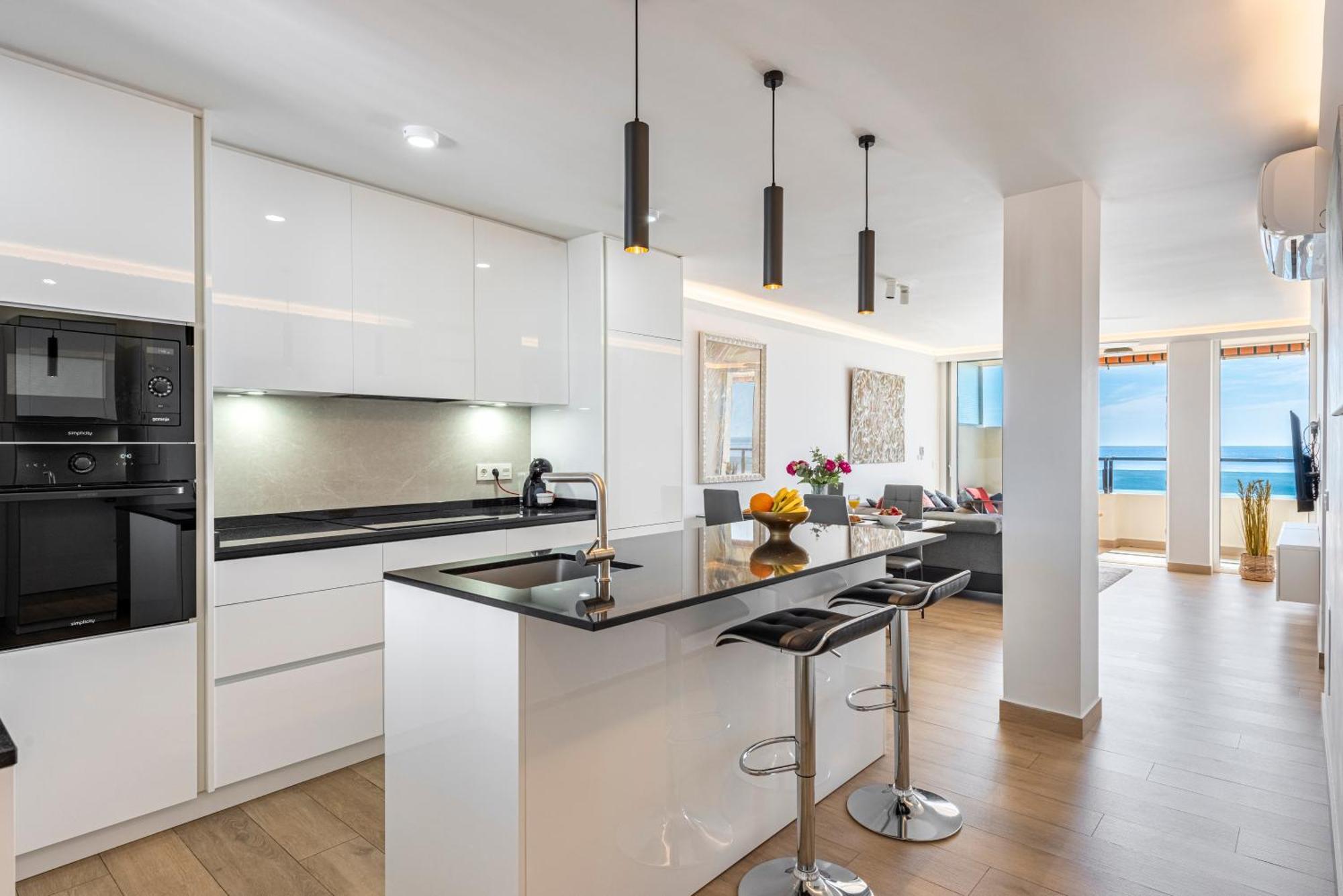 Beachfront Luxury: Sea View Apartament *
